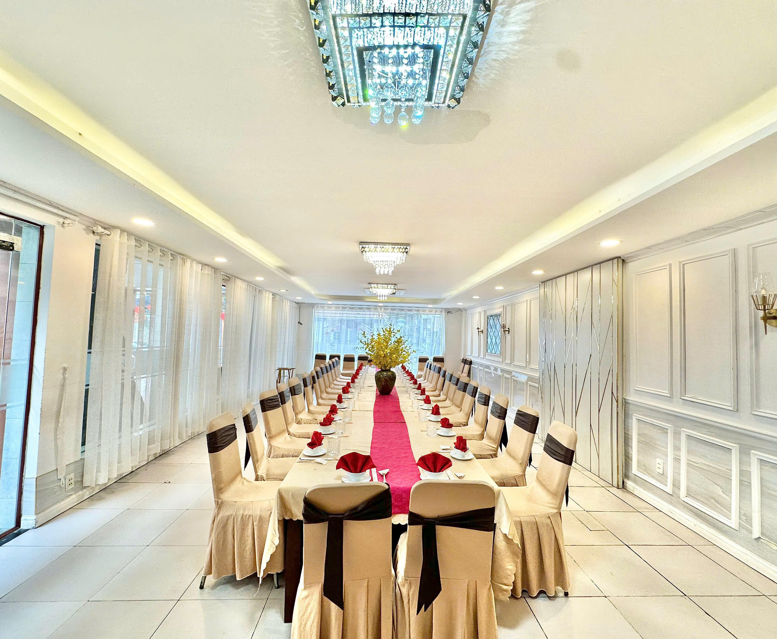 Sảnh tiệc đèn chùm sang trọng