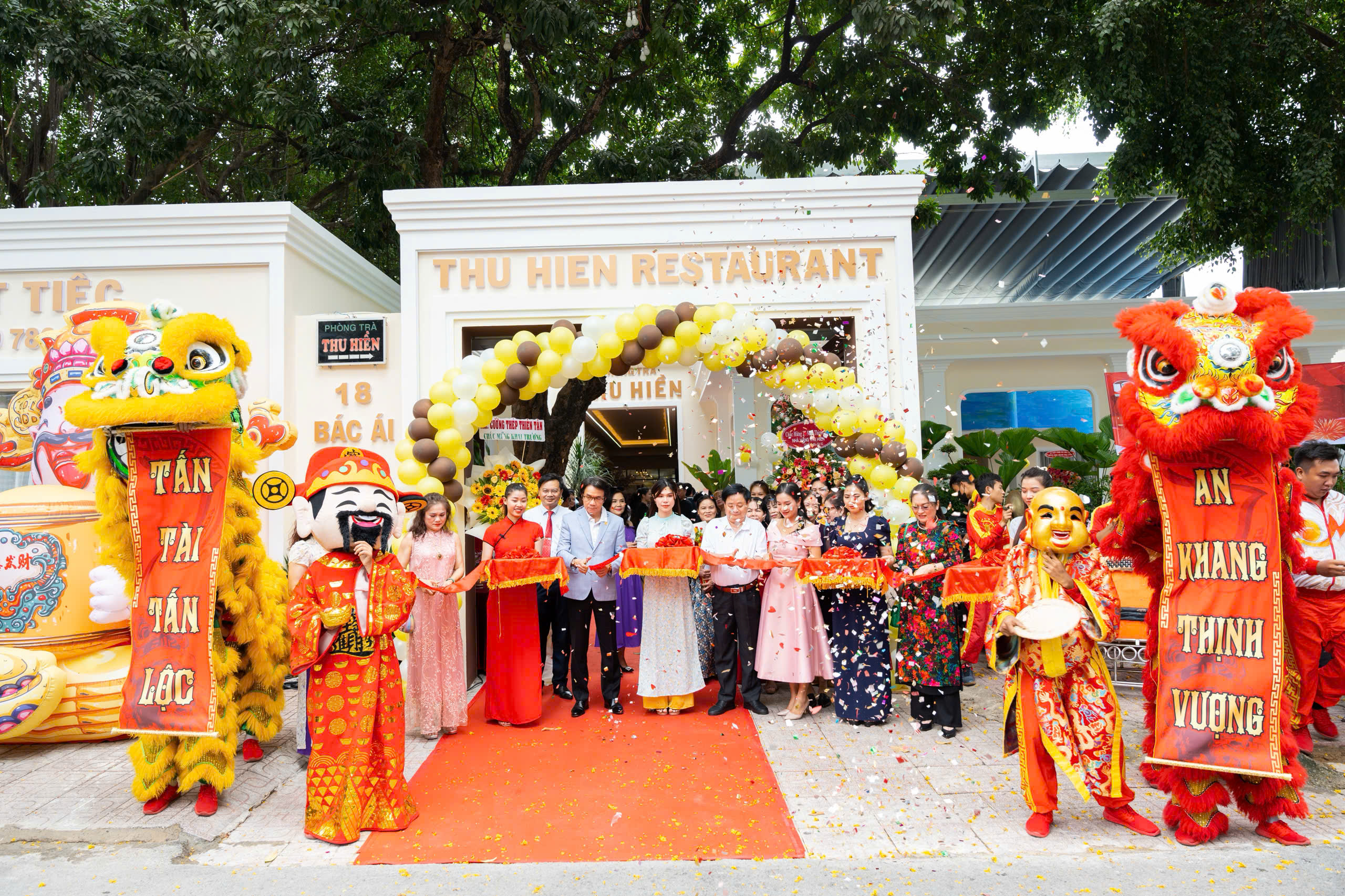 Lễ kỷ niệm 30 năm thành lập Nhà Hàng Thu Hiền — nghi thức cắt băng, múa lân, Thần Tài