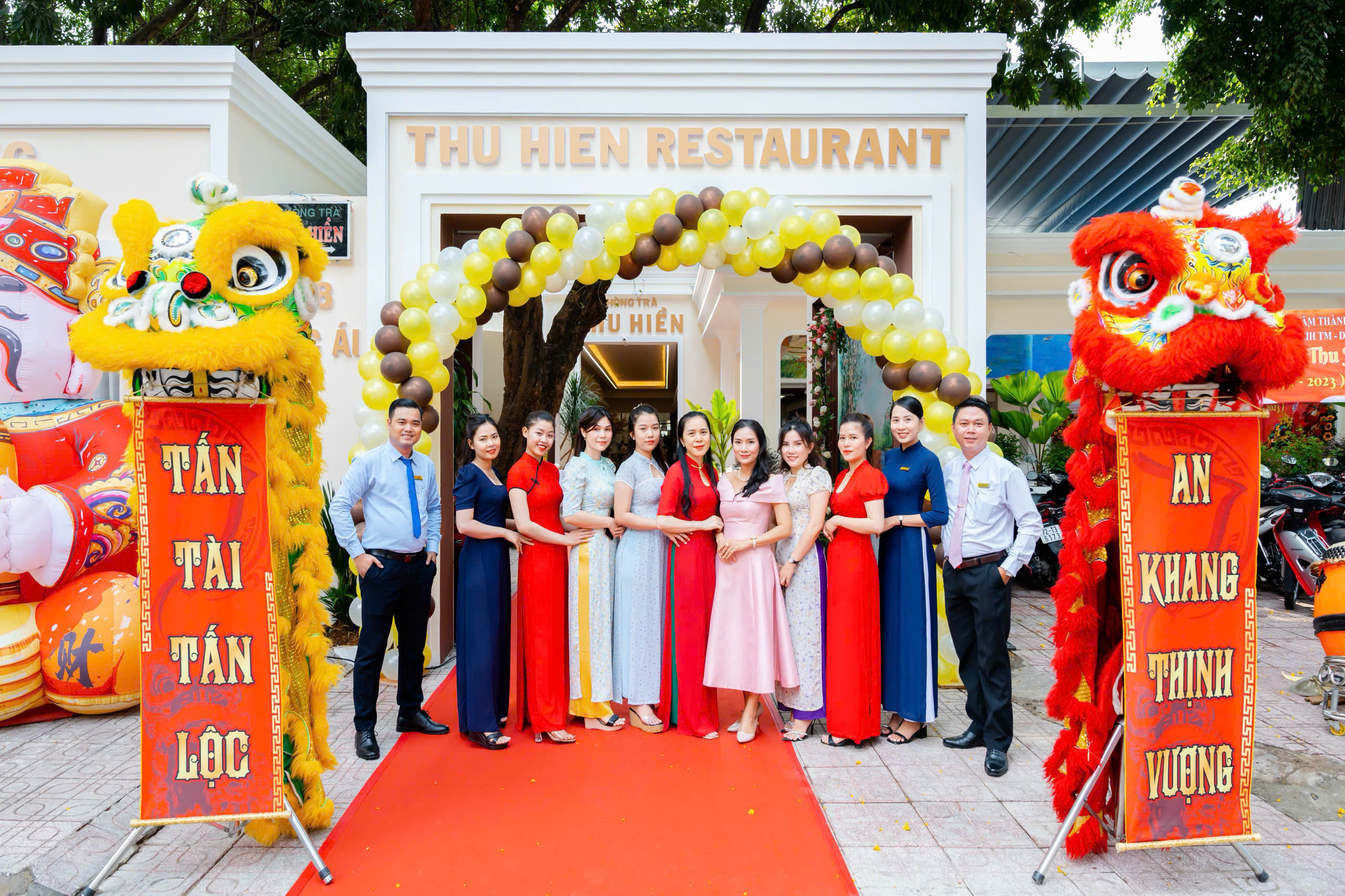Đội ngũ Nhà Hàng Thu Hiền trong tà áo dài tại lễ kỷ niệm 30 năm