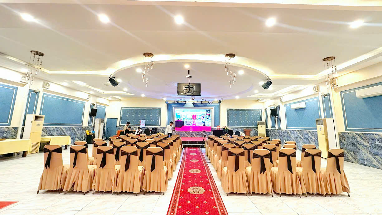 Sảnh tiệc công ty, tất niên, hội nghị ghế nơ nâu thảm đỏ màn LED